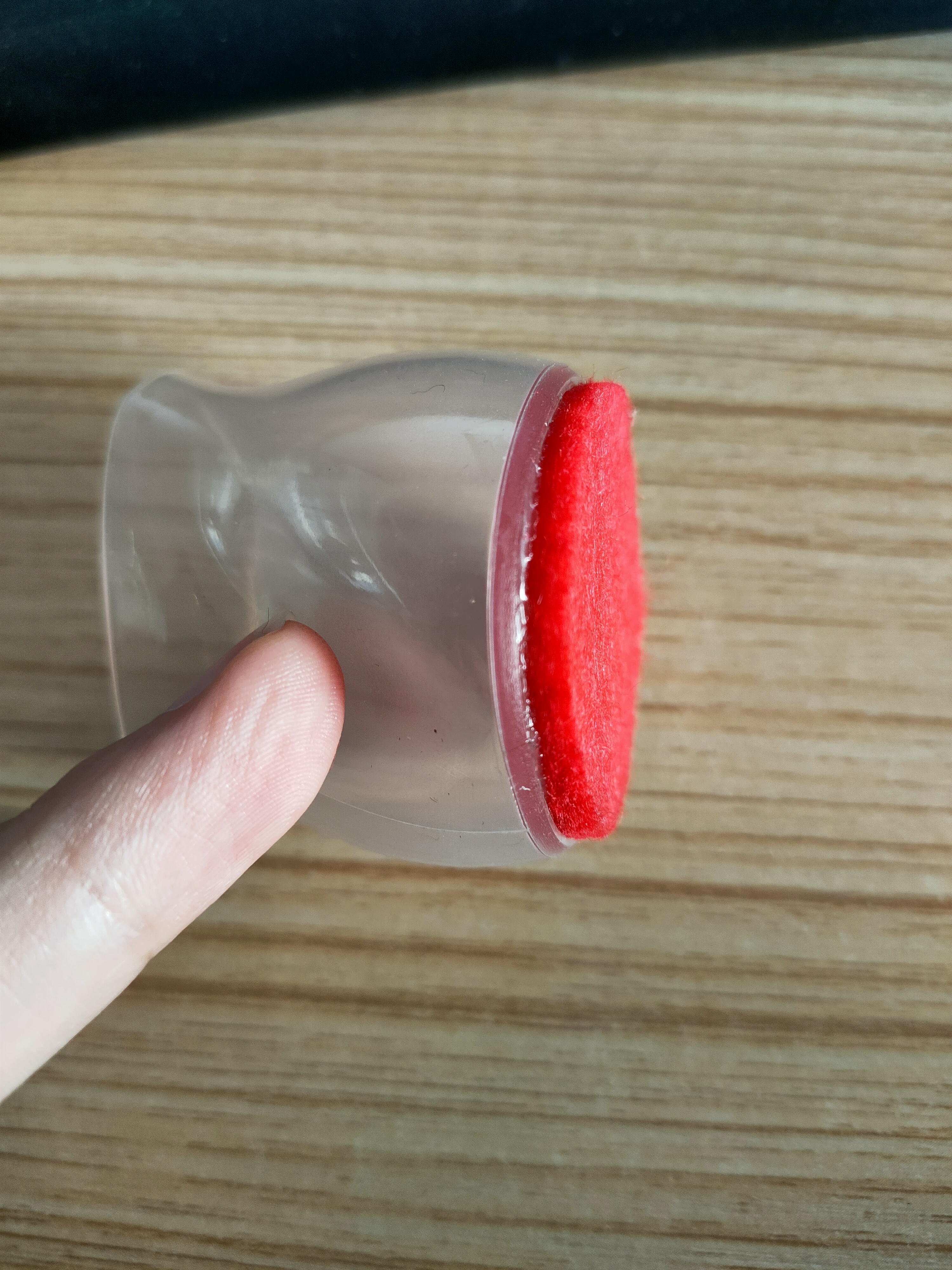 硅膠桌椅腳套粘毛粘用什么膠水-九點硅膠專用膠水案例